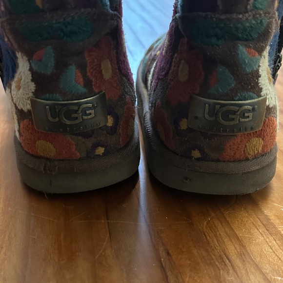 UGG Wahine Floral Embroidered Boots - Picture 5 of 16